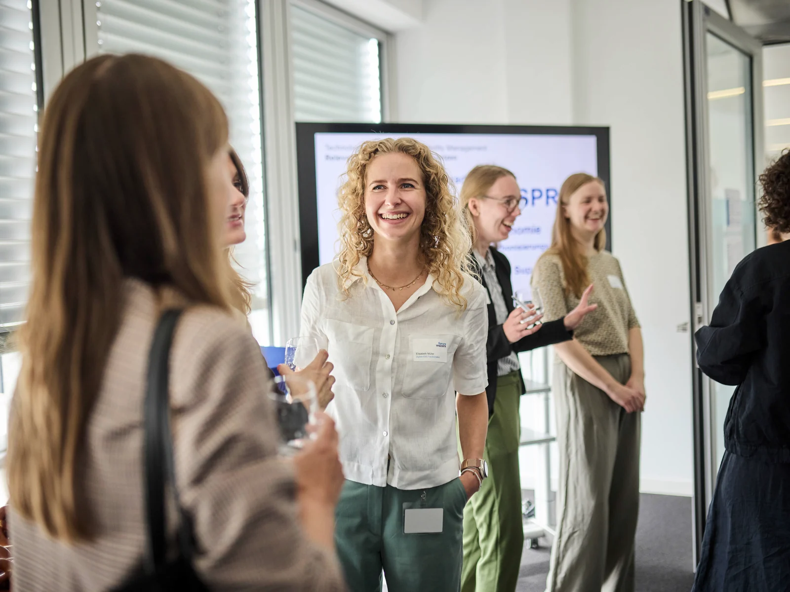 Mitarbeitende im Austausch als Motiv für Employer Branding und Recruiting