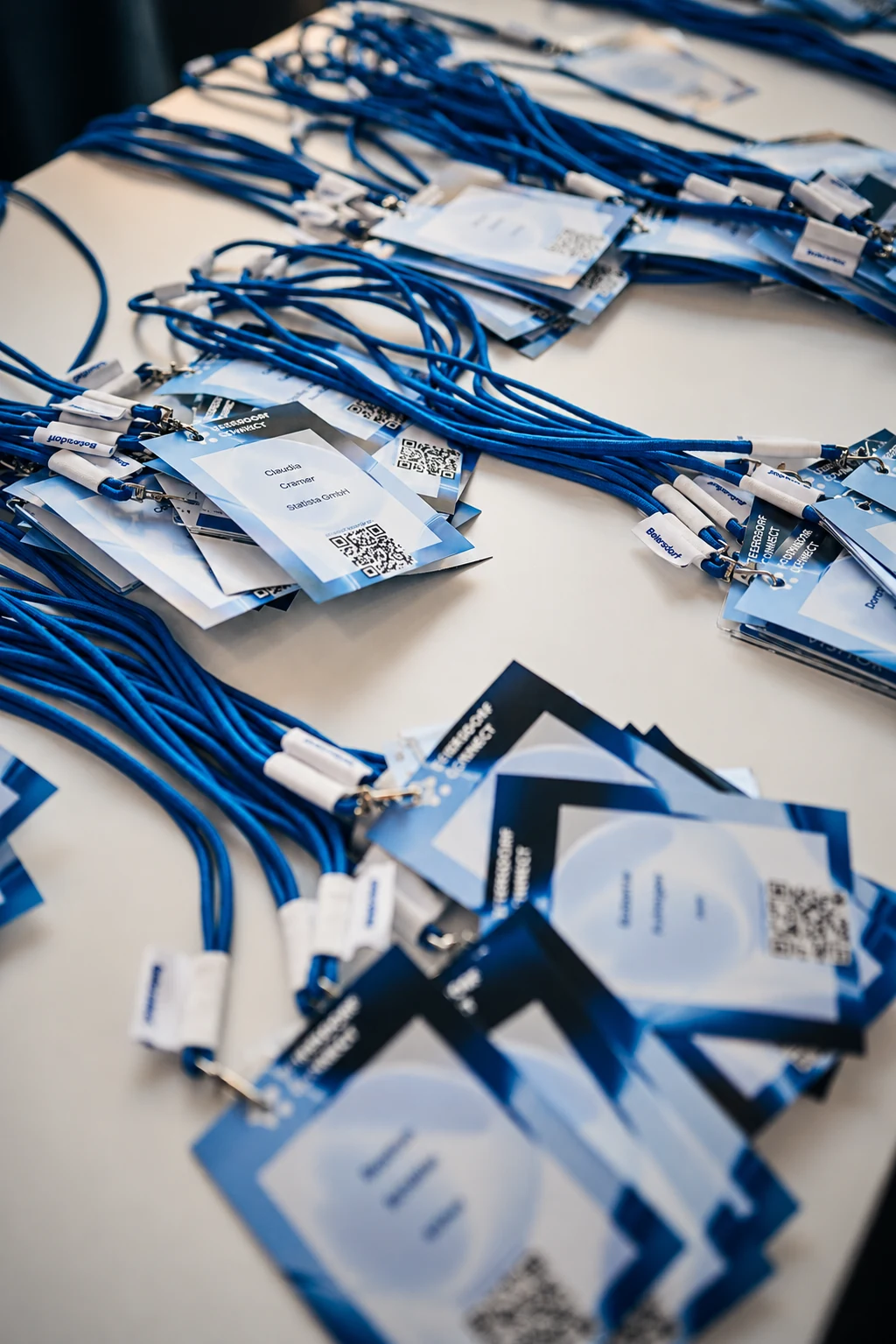 Badges und blaue Lanyards bei einer Eventproduktion von HUMMELWERK