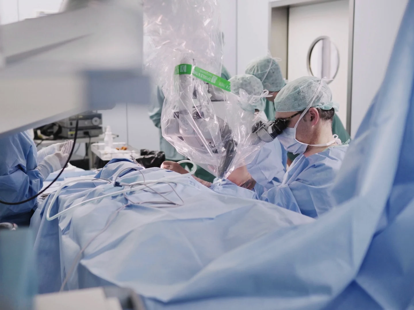 Medizinisches Team bei einer Operation im klinischen Arbeitsalltag